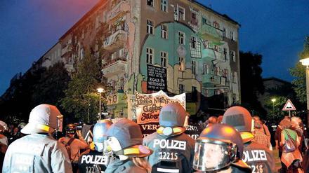 Bei einer Demonstration, die sich vordergründig gegen das Neubauprojekt „Carré Sama Riga“ und gegen die Teilräumung eines Hauses in der Rigaer Straße richtete, kam es vor einer Woche zu schweren Krawallen mit vielen Verletzten.