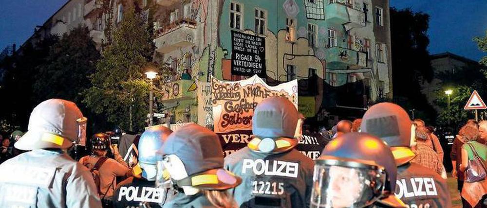 Bei einer Demonstration, die sich vordergründig gegen das Neubauprojekt „Carré Sama Riga“ und gegen die Teilräumung eines Hauses in der Rigaer Straße richtete, kam es vor einer Woche zu schweren Krawallen mit vielen Verletzten.
