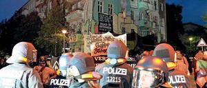 Bei einer Demonstration, die sich vordergründig gegen das Neubauprojekt „Carré Sama Riga“ und gegen die Teilräumung eines Hauses in der Rigaer Straße richtete, kam es vor einer Woche zu schweren Krawallen mit vielen Verletzten.