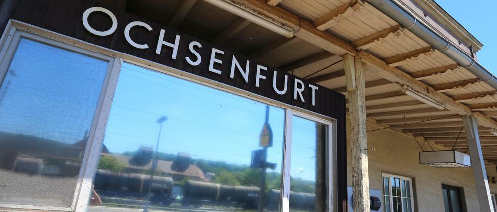 Mit einer Axt und einem Messer auf Fahrgäste in einem Regionalzug bei Würzburg-Heidingsfeld losgegangen. Vier Menschen wurden schwer verletzt, ein weiterer leicht.