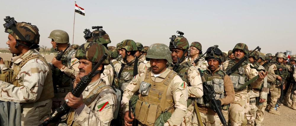 Irakische Soldaten warten in Bagdad auf ihren Abmarsch gen Mossul.