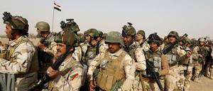 Irakische Soldaten warten in Bagdad auf ihren Abmarsch gen Mossul.