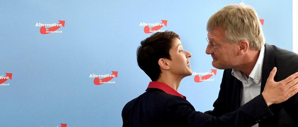 Frauke Petry und Jörg Meuthen begrüßen sich vor Beginn der Sitzung des AfD-Bundesvorstands.