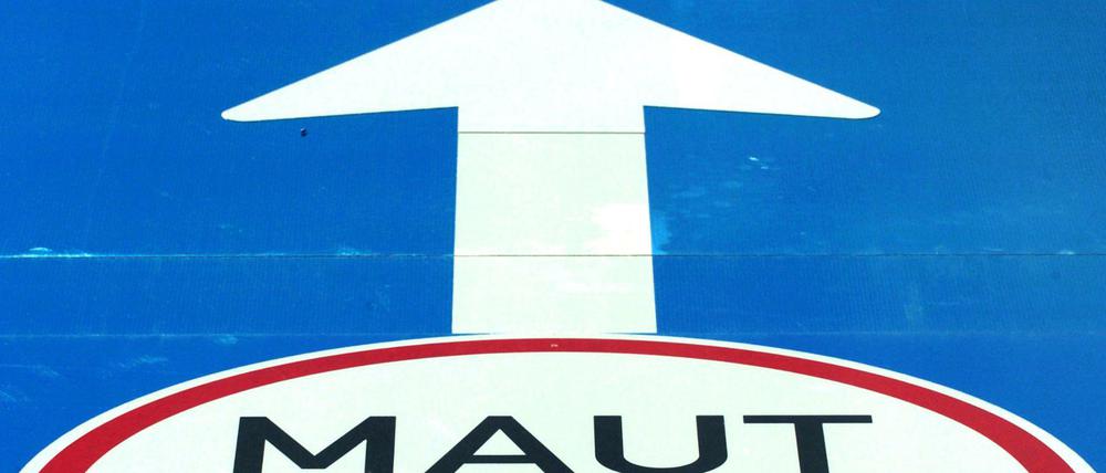 Ein Verkehrsschild weist auf die gebührenpflichtige Nutzung für alle Fahrzeuge des ersten privatfinanzierten Verkehrsprojektes Deutschlands, dem Warnowtunnel in Rostock, hin.