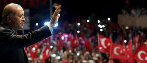 Der türkische Präsident Erdogan spricht vor Anhängern in Istanbul.
