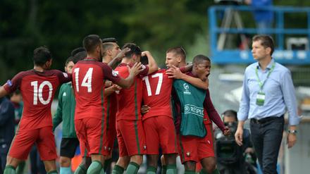 Während Portugals Mannschaft jubelt, ist für Deutschlands Trainer Guido Streichsbier (r.) der Traum vom Titel zerplatzt.