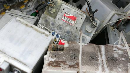 Alte Autobatterien harren ihrer Entsorgung.