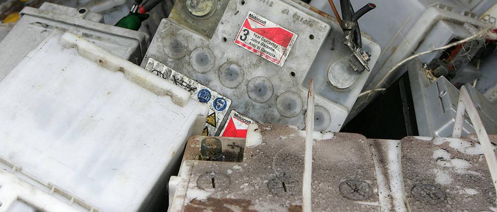 Alte Autobatterien harren ihrer Entsorgung.