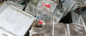 Alte Autobatterien harren ihrer Entsorgung.