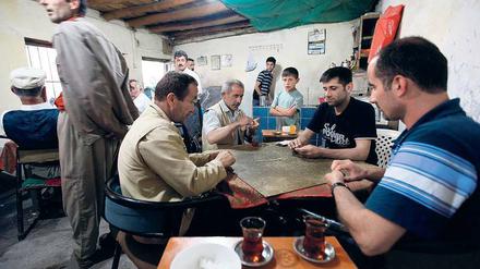 Geschlossene Gesellschaft. Domino spielende Männer in einem türkischen Teehaus.