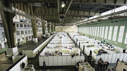  Doppelstockbetten in den Familienquartieren in einem Hangar im ehemaligen Flughafen Tempelhof in Berlin.