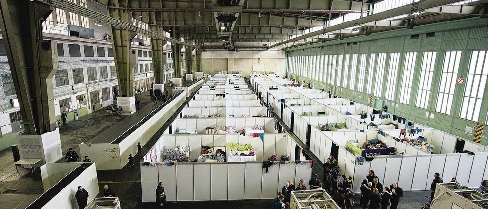  Doppelstockbetten in den Familienquartieren in einem Hangar im ehemaligen Flughafen Tempelhof in Berlin.