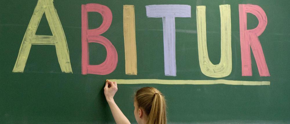 Wenig Veränderungen: Der berlinweite Schnitt im Abitur lag abermals bei 2,4 - wie meist seit Einführung des Zentralabiturs.