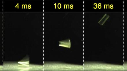 Luftfeuchte lässt den Kunststofffilm hüpfen.