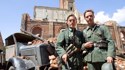 Umstrittener Film (mit Volker Bruch und Tom Schilling) "Unsere Mütter, unsere Väter" .