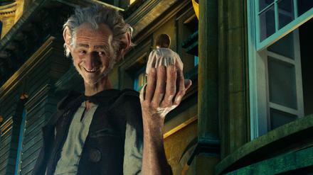 Nächtliches Abenteuer. BFG (Mark Rylance) nimmt die kleine Sophie mit auf die Londoner Träumetour.