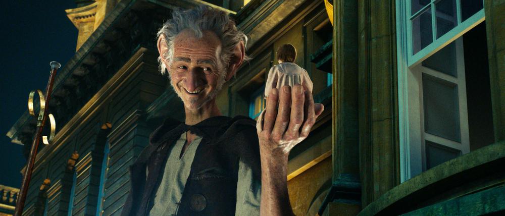 Nächtliches Abenteuer. BFG (Mark Rylance) nimmt die kleine Sophie mit auf die Londoner Träumetour.