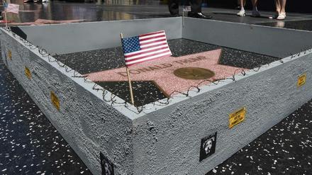 Eine Mauer um den Stern von Donald Trump auf dem Falk of Fame in Los Angeles. 