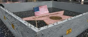 Eine Mauer um den Stern von Donald Trump auf dem Falk of Fame in Los Angeles. 