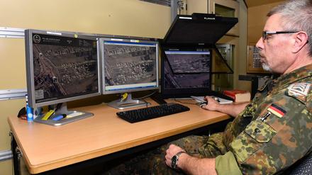 Ein Soldat wertet Luftbilder eines deutschen Aufklärungsfluges im Kampf gegen den IS aus.