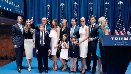 Donald Trump inszeniert seine Familie im Wahlkampf. Tochter Ivanka und ihr Mann Jared Kushner (beide links) sind unverzichtbar geworden.