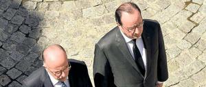 Vereint in Trauer: Frankreichs Präsident Francois Hollande (r.) und Innenminister Bernard Cazeneuve gedenken am Montag der Opfer von Nizza. 