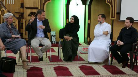 LGBTI-Community in einer Moschee. Anlass war ein Treffen im Rahmen der Kampagne „meet2respect“.