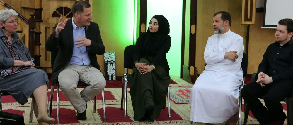 LGBTI-Community in einer Moschee. Anlass war ein Treffen im Rahmen der Kampagne „meet2respect“.