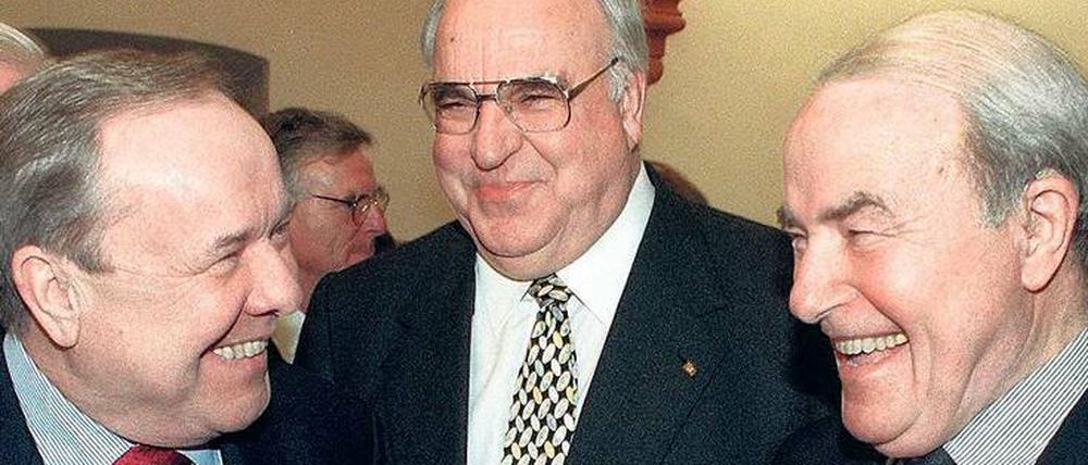 Alfred Dregger (r.) mit seinem CDU-Kollegen Walter Wallmann (l.) und Bundeskanzler Helmut Kohl