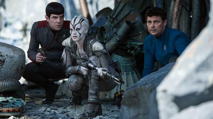 Gleich macht's Bumm. Spock (Zachary Quinto), Jaylah (Sofia Boutella) und Bones (Karl Urban). 