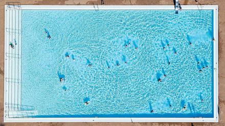 Den Sommer genießen? Szene in einem Schwimmbecken. Nicht jeder fühlt sich im Hochsommer wohl. 