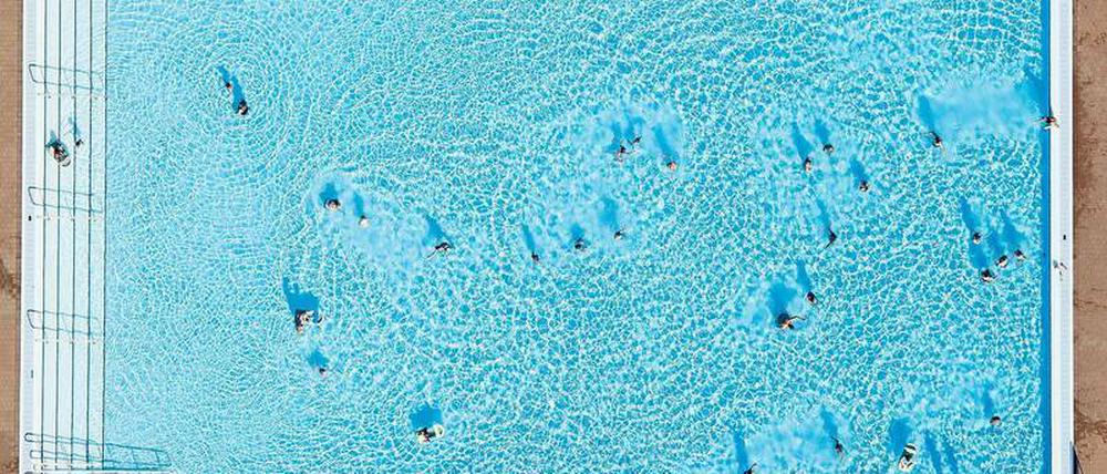 Den Sommer genießen? Szene in einem Schwimmbecken. Nicht jeder fühlt sich im Hochsommer wohl.