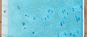 Den Sommer genießen? Szene in einem Schwimmbecken. Nicht jeder fühlt sich im Hochsommer wohl. 