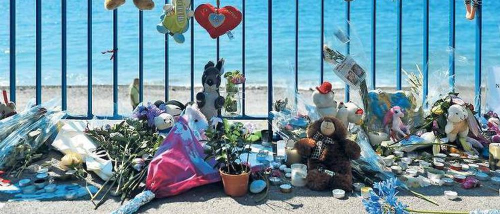 In Schockstarre. Blumen an der Promenade des Anglais in Nizza.