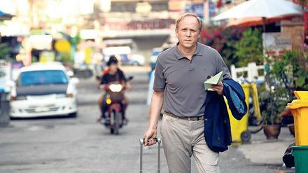 Um Vaters Erbe anzutreten, reist Holger Lenz (Ulrich Tukur) nach Asien.