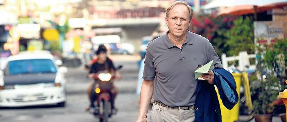 Um Vaters Erbe anzutreten, reist Holger Lenz (Ulrich Tukur) nach Asien. 