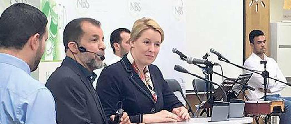 Neuköllns Bezirksbürgermeisterin Franziska Giffey trat mit Imam Mohamed Taha Sabri in der Dar-as-Salam- Moschee auf.