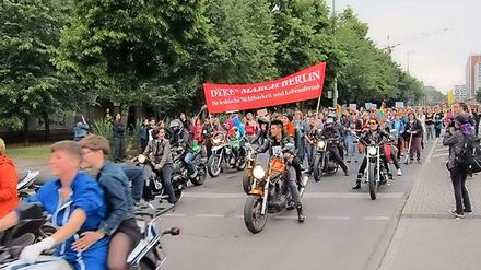 Der Dyke*March in Berlin: Vorneweg die Dykes on bikes-