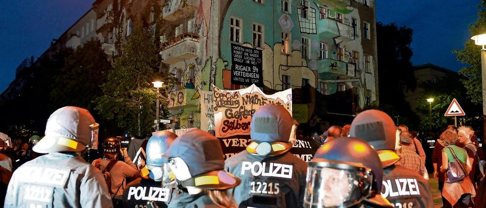 Ein Bild von der Demonstration am vergangenen Sonnabend - dieses Wochenende soll wieder an der Rigaer Straße demonstriert werden.
