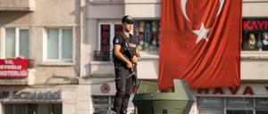 Ein türkischer Polizist bewacht am Sonntag den Taksim-Platz in Istanbul.