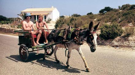 Urlaub in der Sonne. Touristen in Spanien Mitte der siebziger Jahre. Pauschalreisen setzten sich in Deutschland im internationalen Vergleich relativ spät durch – vorher waren die meisten individuell und oft nur wenige Tage unterwegs.