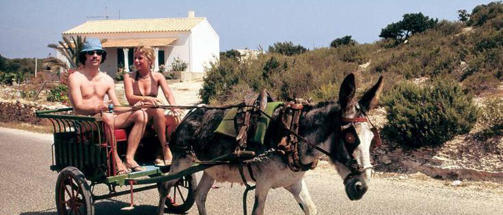 Urlaub in der Sonne. Touristen in Spanien Mitte der siebziger Jahre. Pauschalreisen setzten sich in Deutschland im internationalen Vergleich relativ spät durch – vorher waren die meisten individuell und oft nur wenige Tage unterwegs. 