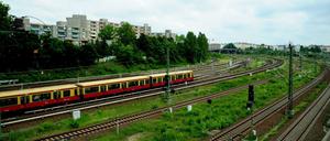 S- und Fernbahngleise in Berlin. 