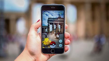 In Berlin angekommen. Auch hier verfolgen viele mit ihrem Smartphone die kleinen Cyber-Monster.