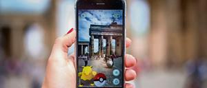 In Berlin angekommen. Auch hier verfolgen viele mit ihrem Smartphone die kleinen Cyber-Monster.