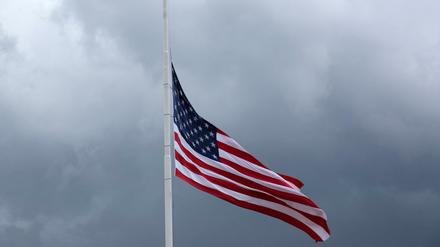 Auf Halbmast: Trauer und verhärtete Fronten in den USA nach dem tödlichen Angriff auf Polizisten in Baton Rouge.