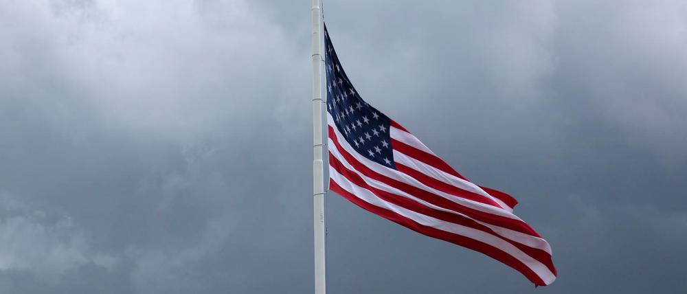Auf Halbmast: Trauer und verhärtete Fronten in den USA nach dem tödlichen Angriff auf Polizisten in Baton Rouge.