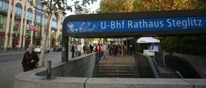 Blaues Namensschild über dem Eingang zum U-Bahnhof Rathaus Steglitz in Berlin.