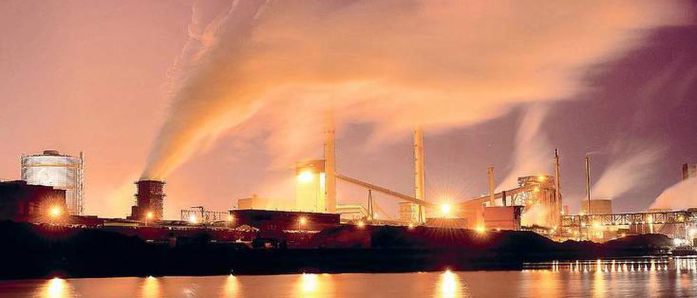 Vielfach entlastet. Die Stahlindustrie leidet unter Billigexporten der Chinesen. Vom Klimaschutz wird die Branche aber weitgehend entlastet. Sie zahlt kaum Ökostromumlage und muss auch für ihre Emissionen nicht aufkommen.