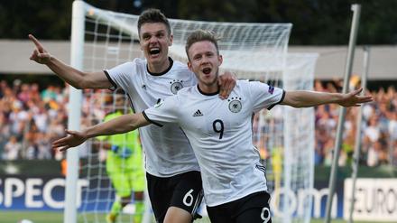Gino Fechner und Cedric Teuchert (v.l.) bejubeln den Treffer zum 2:0 durch Cedric Teuchert.
